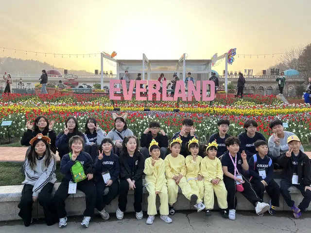 현장학습에서 함께 사진을 찍은 학생들
