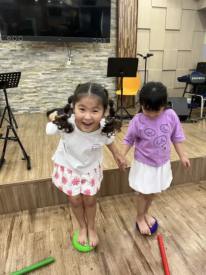 체육 시간에 활짝 웃는 어린 학생들