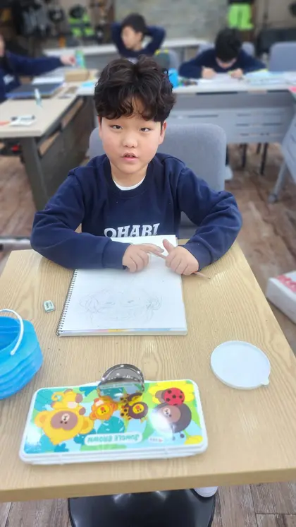 물감으로 그림을 그리는 학생